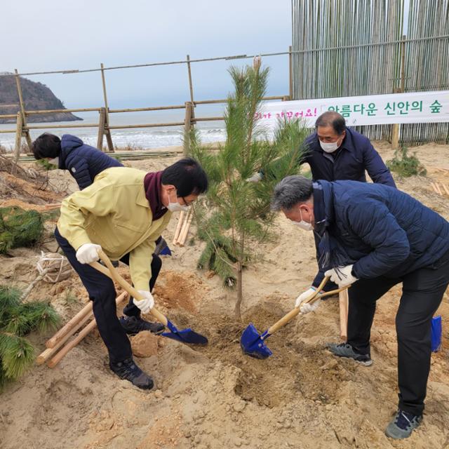 박우량 신안군수와 군의원들이 24일 자은도 백산자연휴양림에서 나무심기 행사를 가졌다. 신안군 제공