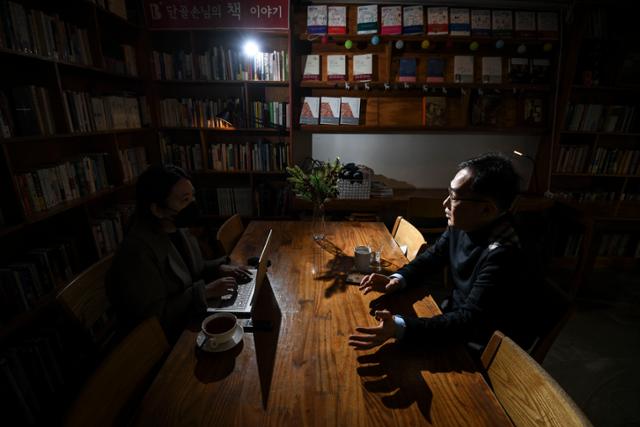 첫 학술서로 '중국정치사상사'를 펴낸 김영민 서울대 정치외교학부 교수가 22일 서울 마포구의 한 카페에서 한국일보와 인터뷰하고 있다. 이한호 기자