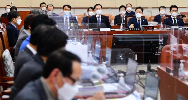 25일 국회에서 법제사법위원회 전체회의가 열리고 있다. 오대근 기자