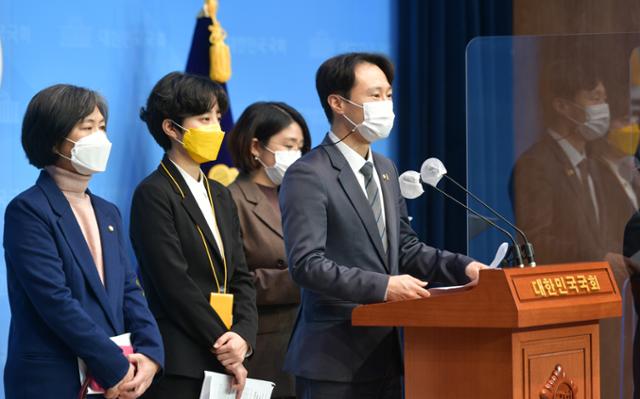 이탄희 의원이 지난 1일 국회 소통관에서 류호정 정의당, 강민정 열린민주당, 용혜인 기본소득당 의원과 함께 임성근 법관 탄핵소추안 발의 기자회견을 하고 있다. 오대근 기자