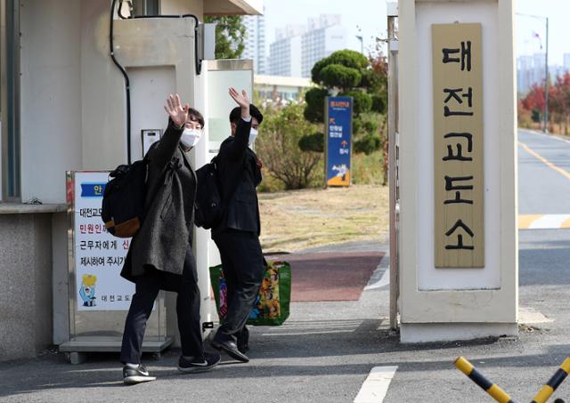 양심적 병역거부자들을 위한 대체복무제가 처음 시행된 지난해 10월 26일, 대전교도소 내 대체복무 교육센터로 들어가는 양심적 병역거부자들의 모습. 박주영 기자