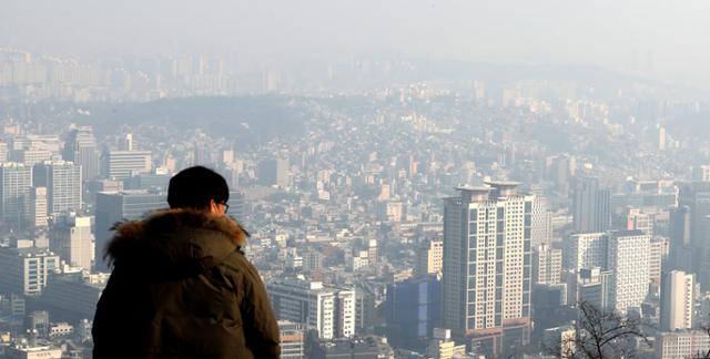 지난 21일 서울 용산구 남산서울타워에서 한 시민이 도심 풍경을 바라보고 있다. 뉴스1