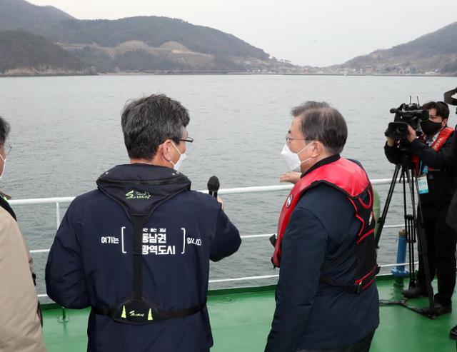 문재인 대통령이 25일 부산 가덕도 공항 예정지를 선상 시찰하며 이병진 부산시장 권한대행으로부터 관련 보고를 듣고 있다. 부산=왕태석 선임기자