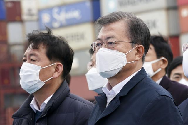 문재인 대통령이 25일 부산신항 다목적부두에 위치한 해양대학교 실습선 선상에서 열린 동남권 메가시티 구축 전략 보고에 참석해 김경수 경남도지사로부터 동북아 스마트 물류 플랫폼 구축 등 경제공동체 방안을 포함한 동남권 메가시티 비전 보고를 받고 있다. 부산=뉴스1