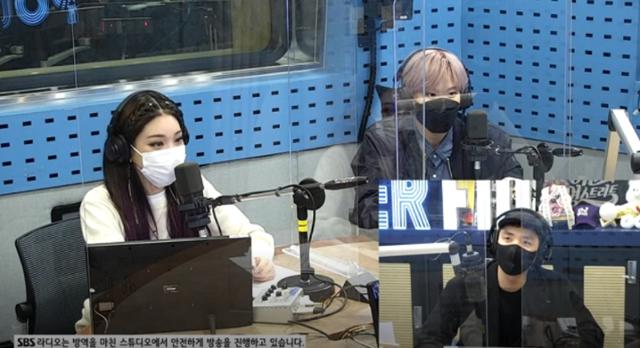 김우석(오른쪽)이 SBS 파워FM '이준의 영스트리트'에서 학창 시절을 떠올렸다. 보이는 라디오 캡처