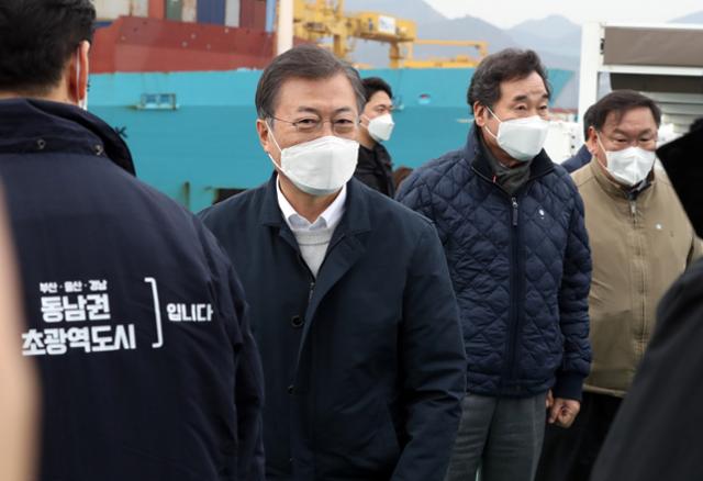 문재인 대통령이 25일 부산신항 다목적부두에 위치한 해양대학교 실습선 선상에서 열린 ‘동남권 메가시티 구축 전략 보고’에 참석하고 있다. 부산=뉴시스