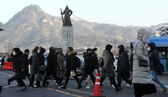 17일 오전 서울 세종대로 광화문사거리에서 출근길 시민들이 발걸음을 재촉하고 있다. 뉴스1