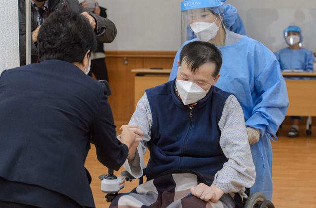 26일 오전 광주 광산구 산월동 광주보훈요양병원 강당에 설치된 신종 코로나바이러스 감염증(코로나19) 백신 접종실에서 고숙(57·왼쪽) 원장, 입소자인 정진덕(57·오른쪽) 씨가 접종 후 주먹을 부딪히며 서로를 격려하고 있다. 이날 광주에서는 13개 요양병원에서 의료진, 종사자, 입소자 등 1천여명이 아스트라제네카의 백신을 접종했다. 광주=연합뉴스