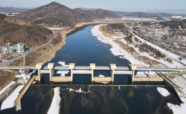 지난달 19일 오후 충남 공주보 모습. 공주=뉴스1