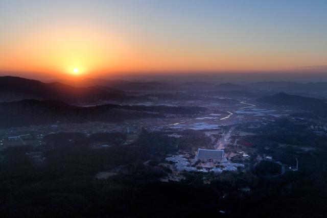 충남 흑성산에서 내려다 본 독립기념관 밤하늘 별빛을 받아 영롱하게 빛나던 독립기념관은 타오를 듯한 태양빛에 둘러싸이면서 그 웅장한 자태를 드러냈다.