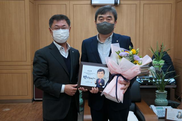 남정순 영주농협조합장이 경북 농축협 베스트 CEO상을 받고 있다. 영주농협 제공