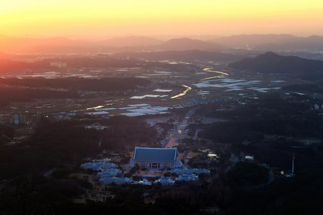 충남 흑성산에서 내려다 본 독립기념관 밤하늘 별빛을 받아 영롱하게 빛나던 독립기념관은 여명이 밝아오자 그 웅장한 자태를 드러냈다.