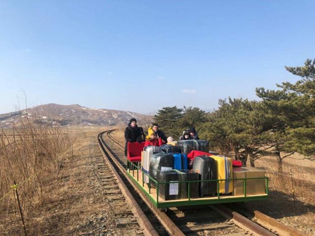 북한의 국경봉쇄가 계속되는 가운데 25일 러시아 외교관 가족이 북한에서 귀국하고자 직접 철길수레를 밀고 있다. 러시아 외교부 텔레그램 캡쳐