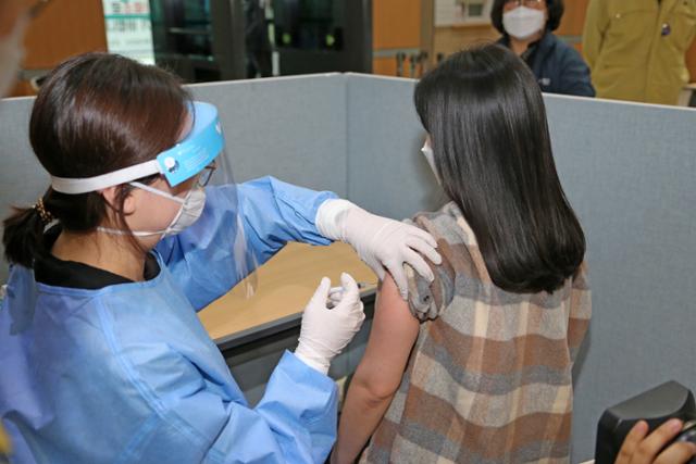 지난 25일 경북 포항시 북구보건소에서 보건소 관계자가 다음날 실시할 신종 코로나바이러스 감염증(코로나19) 백신 접종을 시연하고 있다. 포항=연합뉴스