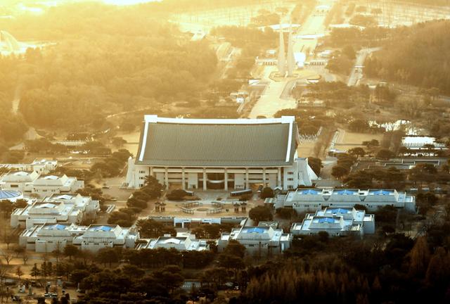 충남 흑성산에서 내려다 본 독립기념관 밤하늘 별빛을 받아 영롱하게 빛나던 독립기념관은 타오를 듯한 태양빛에 둘러싸이면서 그 웅장한 자태를 드러냈다.