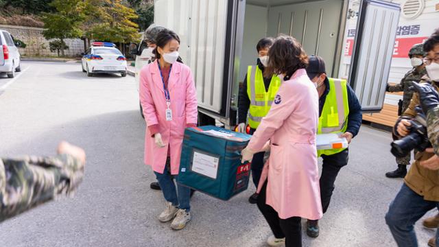 28일 오전 경북 울릉군에 헬기로 수송된 코로나19 백신이 수송차량을 통해 울릉군 보건의료원으로 전달되고 있다. 울릉군 제공