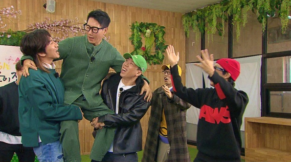 '런닝맨' 지석진 생일선물이 공개된다.SBS 제공