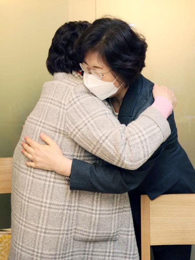 정영애 여성가족부 장관이 1일 오후 서울 종로구 광화문 인근 식당에서 일본군 위안부 피해자 이용수 할머니와 만나 포옹하고 있다. 뉴스1