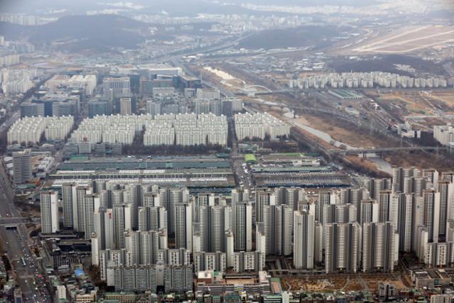 지난달 28일 서울 송파구 롯데월드타워 서울스카이에서 바라본 고층 아파트 단지. 뉴스1