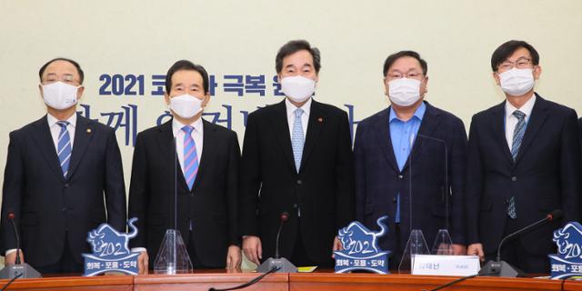 이낙연 더불어민주당 대표, 정세균 총리, 홍남기 경제부총리 등이 28일 국회에서 열린 제2차 고위당정협의회에서 추경 및 재난지원금 논의에 앞서 기념촬영을 하고 있다. 왼쪽부터 홍 경제부총리, 정 총리, 이 대표, 김태년 원내대표, 김상조 청와대 정책실장. 뉴시스