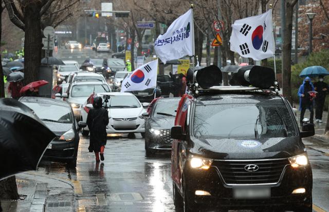 3·1절인 1일 서울 종로구 세종문화회관 부근에서 비상시국연대에 참여하는 보수단체 회원들이 차량 시위를 벌이고 있다. 연합뉴스