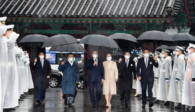 문재인 대통령과 부인 김정숙 여사가 1일 오전 비가 내리는 가운데 서울 종로구 탑골공원에서 열린 제102주년 3?1절 기념식에 참석하기 위해 행사장으로 입장하고 있다. 왕태석 선임기자