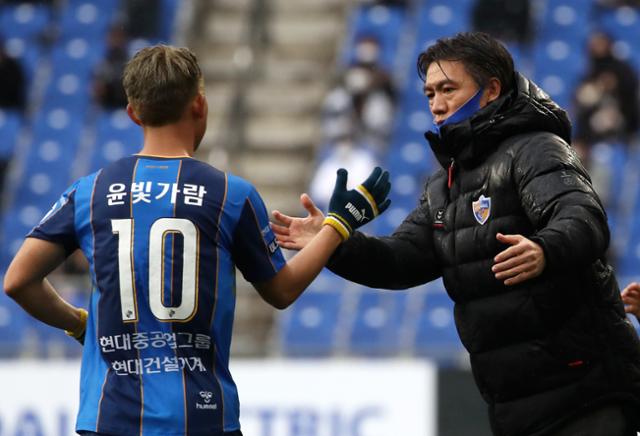 홍명보(오른쪽) 감독이 1일 오후 울산 문수축구경기장에서 열린 프로축구 하나원큐 K리그1 2021 개막전 울산현대와 강원FC의 경기에서 선제골을 넣은 윤빛가람과 기쁨을 나누고 있다. 뉴스1