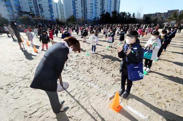 전국 유치원과 초·중·고교의 2021학년도 신학기 첫 등교가 시작된 2일 오전 인천 연수구 청량초등학교에서 한 교사가 1학년 학생들에게 인사하고 있다. 인천=연합뉴스