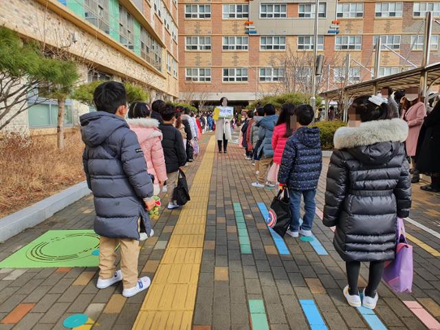 2일 오전 입학식이 열린 수원 장안구 다솔초. 1학년 아이들이 교실에 들어가기 위해 두 줄로 서 있다. 임명수 기자