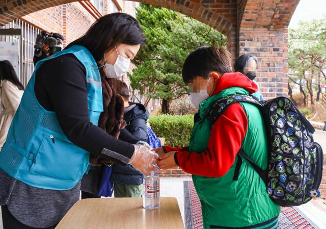 2021학년도 초·중·고교 새 학기 등교가 시작된 2일 서울 강남구 포이초에서 한 학생이 등교하며 손 소독을 하고 있다. 사진공동취재단