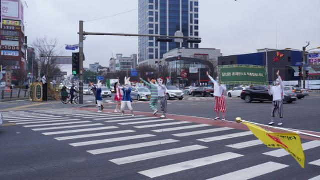 2일 전북 전주시 전주종합경기장 횡단보도에서 무용수들이 공연을 펼치고 있다. 전주시 제공