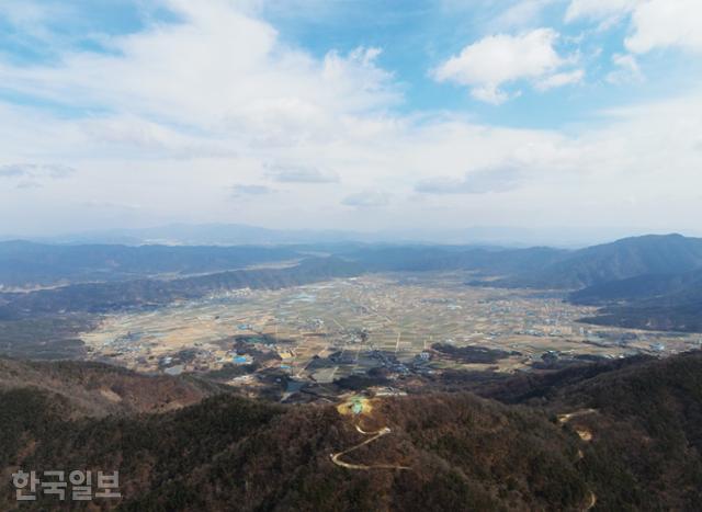 합천 초계면과 적중면은 둥그렇게 산으로 둘러싸인 분지 지형이다. 한국지질연구원은 지난해 시추 조사를 통해 5만년 전 거대한 운석이 충돌하면서 이렇게 독득한 지형이 형성됐다고 밝혔다.