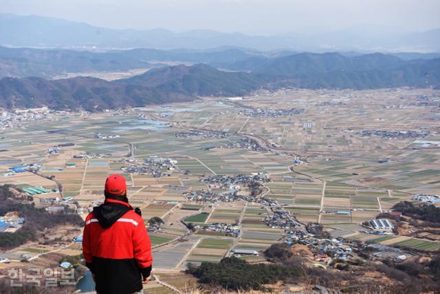 대암산 정상에서 내려다본 초계분지. 파릇파릇한 기운이 올라오는 양파밭 곳곳에 마을이 형성돼 있다.