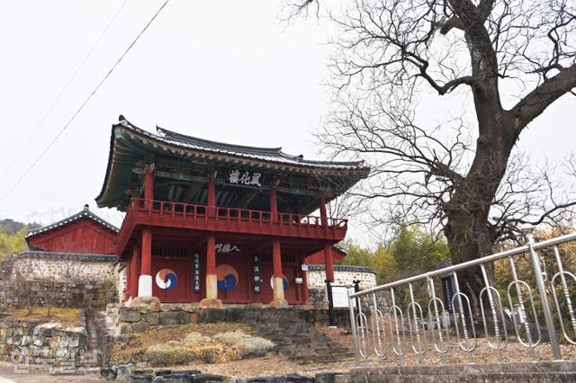 초계면은 너른 들판을 빼면 관광 시설이 거의 없다. 면소재지의 초계향교가 그나마 내세우는 자랑거리다.