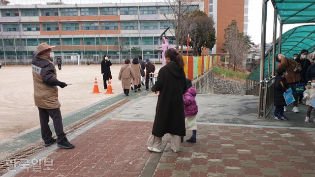 전국에서 등교 개학이 이뤄진 2일 서울 성북구 동신초 앞에서 한 학부모가 1학년 자녀를 배웅하고 있다. 박재연 기자