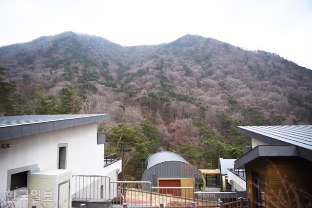 오도산 자연휴양림의 숙박시설과 산림휴양시설. 해발 700m 깊은 계곡에 위치해 세상과 단절된 듯하다.