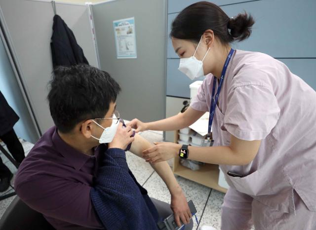 2일 오후 경남 양산시 양산부산대학교병원에서 열린 '코로나19 영남권역 예방접종센터 모의훈련'에서 훈련 참여자가 백신 접종을 모의로 하고 있다. 양산=연합뉴스