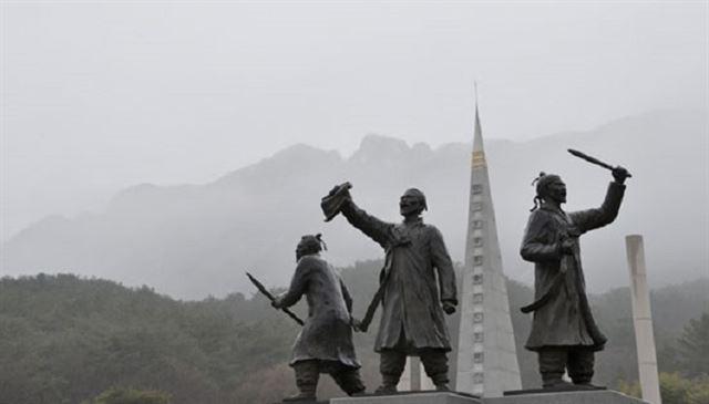 전북 정읍시 동학농민혁명기념탑. 한국일보 자료사진