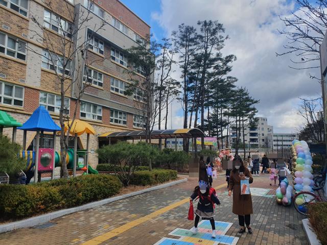 2일 오전 입학식이 열린 수원 장안구 다솔초. 하교길 한 엄마와 함께 한 한 학생이 바닥에 그려진 놀이를 따라 하고 있다. 임명수 기자