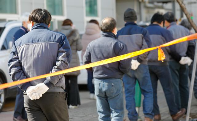 지난달 17일 신종 코로나바이러스 감염증(코로나19) 집단감염이 발생한 경기 남양주 진관산업단지 이동검사소에서 근로자들이 전수검사를 위해 줄 서 있다. 뉴스1