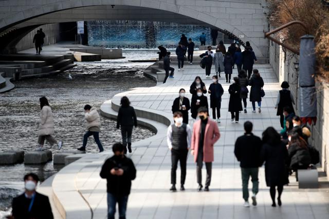 낮 들어 추위가 누그러진 3일 오후 서울 청계천 일대를 찾은 시민들이 산책을 하고 있다. 기상청은 이날 아침엔 영하권 추위를 보이겠으나 낮부터 기온이 올라 10도 안팎을 보이며 큰 일교차를 보이겠다고 예보했다. 뉴스1