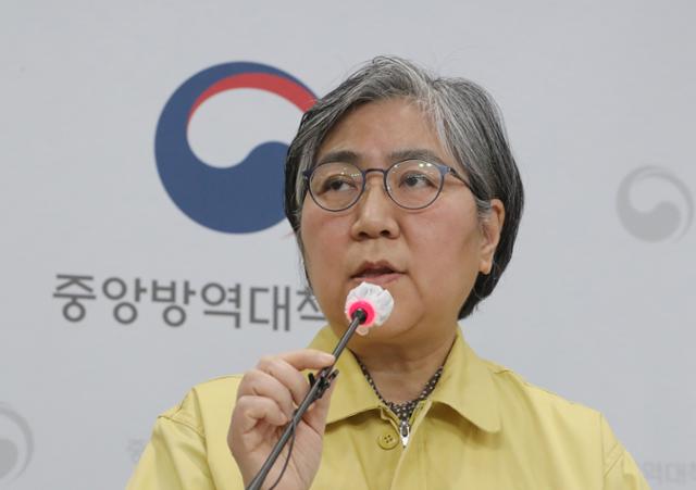 정은경 질병관리청장이 3일 오후 충북 청주 질병관리청에서 열린 코로나19 예방접종 이상 반응 신고사례 및 조사 경과 등의 브리핑을 마친 뒤 취재진의 질문에 답변하고 있다. 청주=연합뉴스