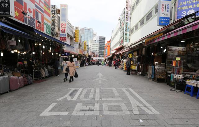 4일 오후 서울 남대문시장이 한산한 모습이다. 코로나19 타격을 받았던 지난해 우리나라의 1인당 국민총소득(GNI)은 3만달러 선을 유지했지만, 2년 연속 하락한 3만1,755달러에 머물렀다. 뉴스1