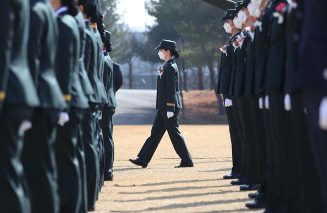 국군간호사관학교 졸업생도가 5일 대전광역시 국군간호사관학교 제61기 졸업 및 임관식에서 계급장을 받기 위해 이동하고 있다. 뉴시스