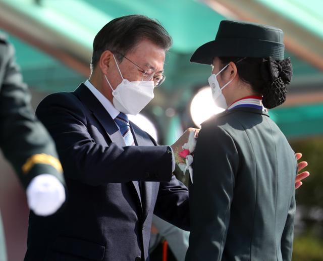 문재인 대통령이 5일 대전광역시 국군간호사관학교에서 열린 제61기 졸업 및 임관식에서 졸업생도에게 계급장을 수여하고 있다. 연합뉴스