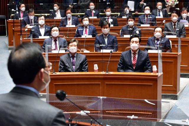 국민의힘 오세훈 서울시장 후보와 박형준 부산시장 후보가 5일 국회에서 열린 당 의원총회에 참석해 주호영 원내대표의 발언을 듣고 있다.오대근 기자