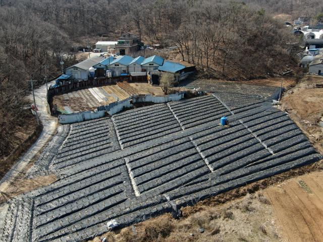 한국토지주택공사(LH) 일부 직원들의 투기 의혹과 관련해 정부합동조사단은 이번 투기의혹 조사대상이 수만명에 달할 것이라며 조사대상을 더 확대하는 부분도 검토할 것이라고 밝혔다. 5일 국토부에 따르면 정부합동조사단은 조사를 통해 위법사항이 확정될 경우 엄정조치할 방침이다. 사진은 5일 오후 LH 직원들이 사들인 경기도 시흥시 과림동 소재 농지의 모습. 뉴스1