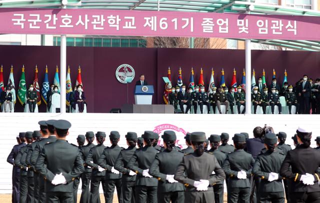 문재인 대통령이 5일 대전광역시 국군간호사관학교에서 열린 제61기 졸업 및 임관식에서 축사하고 있다. 연합뉴스