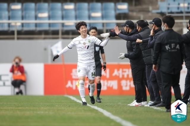 전북 현대 이승기가 6일 제주 유나이티드와의 경기에서 골을 터트린 뒤 기뻐하고 있다. 한국프로축구연맹 제공