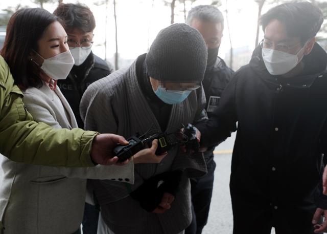 7일 오후 내장사 대웅전에 불을 지른 50대 승려가 전북 전주지법 정읍지원에서 열린 구속 전 피의자 심문(영장실질심사)을 받기 위해 법원으로 향하던 중 취재진 질문을 받고 있다. 연합뉴스